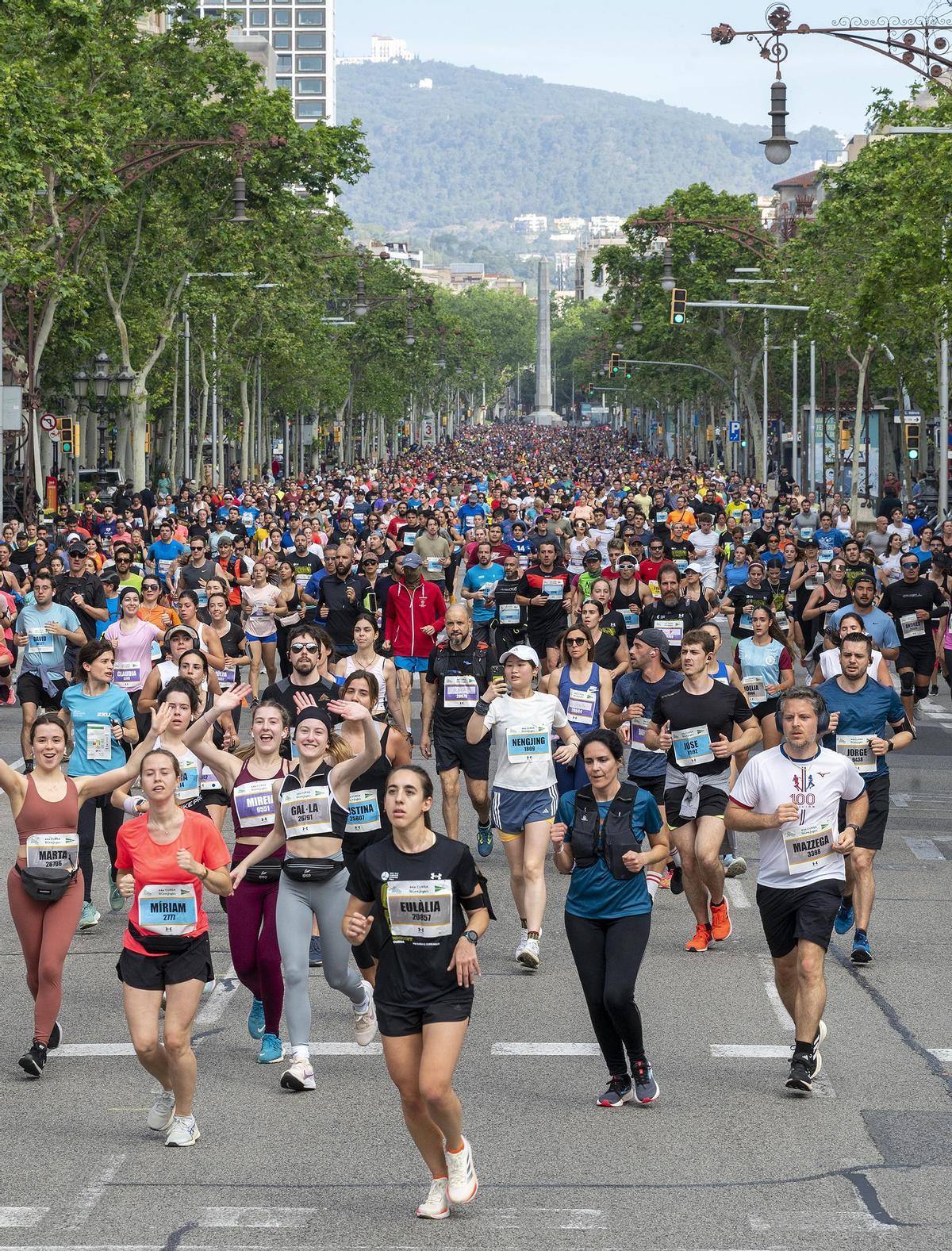 Los participantes descienden por el passeig de Gràcia durante la 44 edición de la Cursa de El Corte Inglés