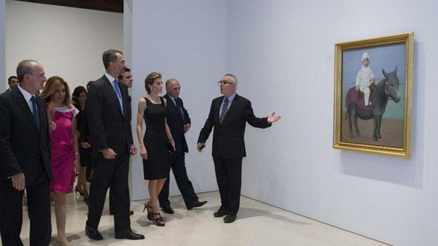 Los reyes Felipe y Letizia visitan el museo Picasso de Málaga acompañado por el ministro de Industria y Turismo José Manuel Soria (c), la presidenta de la Junta de Andalucía, Susana Díaz (2 i), el alcalde de Málaga, Francisco de la Torre (i), el nieto de Picasso Bernard Ruiz-Picasso (2d), y el director del museo, José Lebrero, observan la obra de Picasso,&quot; Paulo con burrito&quot;.