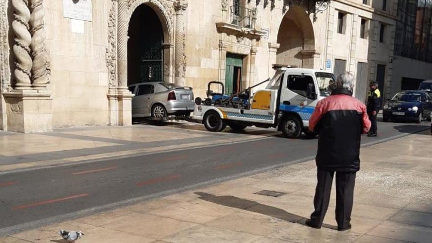 La grúa retira el coche aparcado en el &quot;hall&quot; del Ayuntamiento de Alicante