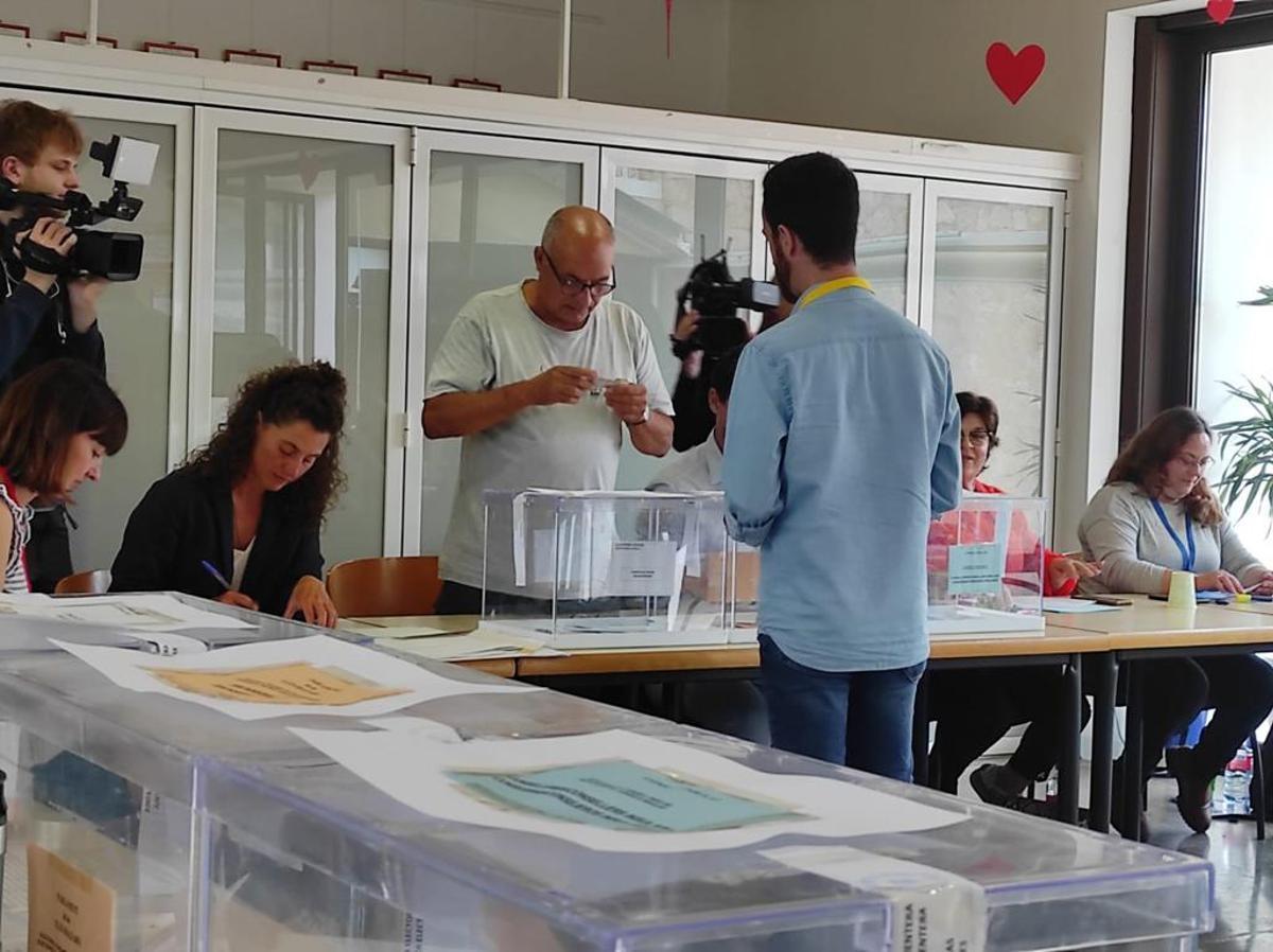 Javier Torres, de Ciudadanos, vota en su colegio electoral