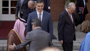 El presidente del Gobierno, Pedro Sánchez, recibe al primer ministro palestino, Mohamed Mustafa, y a varios ministros de Asuntos Exteriores del Grupo de Contacto Árabe para Gaza, el pasado miércoles en el Palacio de la Moncloa. 