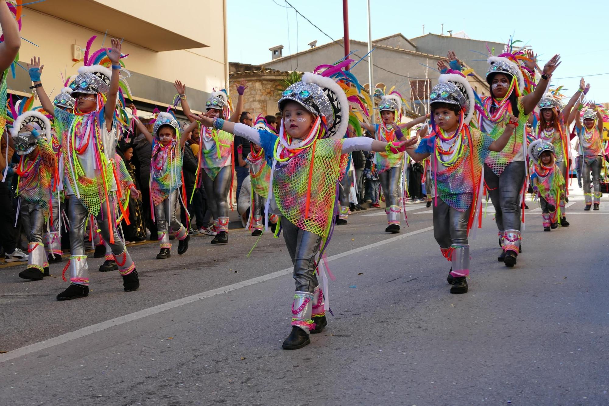 L'Escala s'acoloreix amb la rua de carnaval