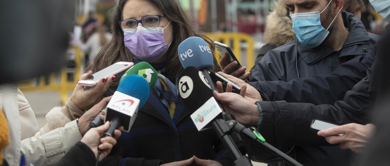 Mónica Oltra atiende a los periodistas en una visita reciente a Sagunt.