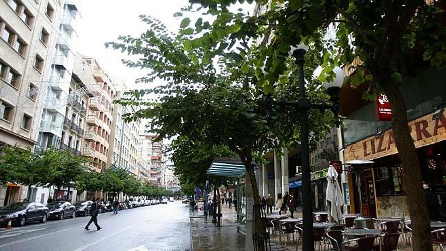 La Rambla el pasado jueves por la mañana y, abajo, un controlador impide acceder a la plaza del Ayuntamiento