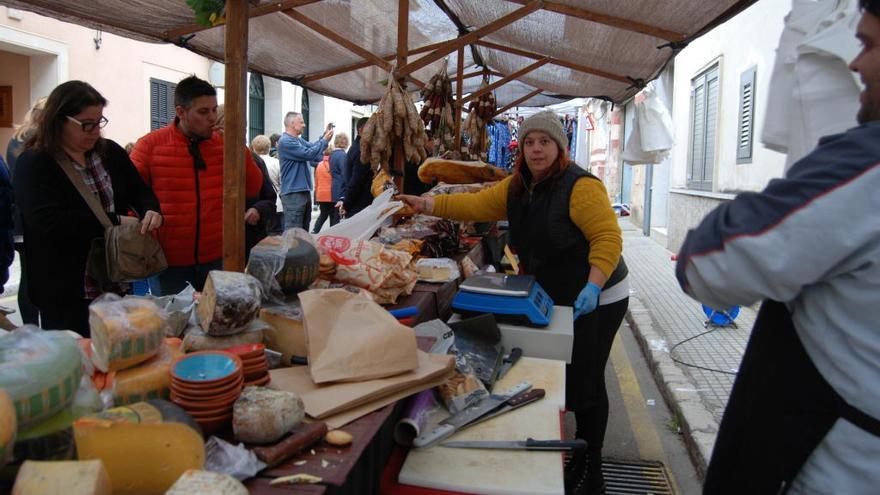 Uno de los puestos de charcutería y quesos artesanales que ayer se montaron en la feria.