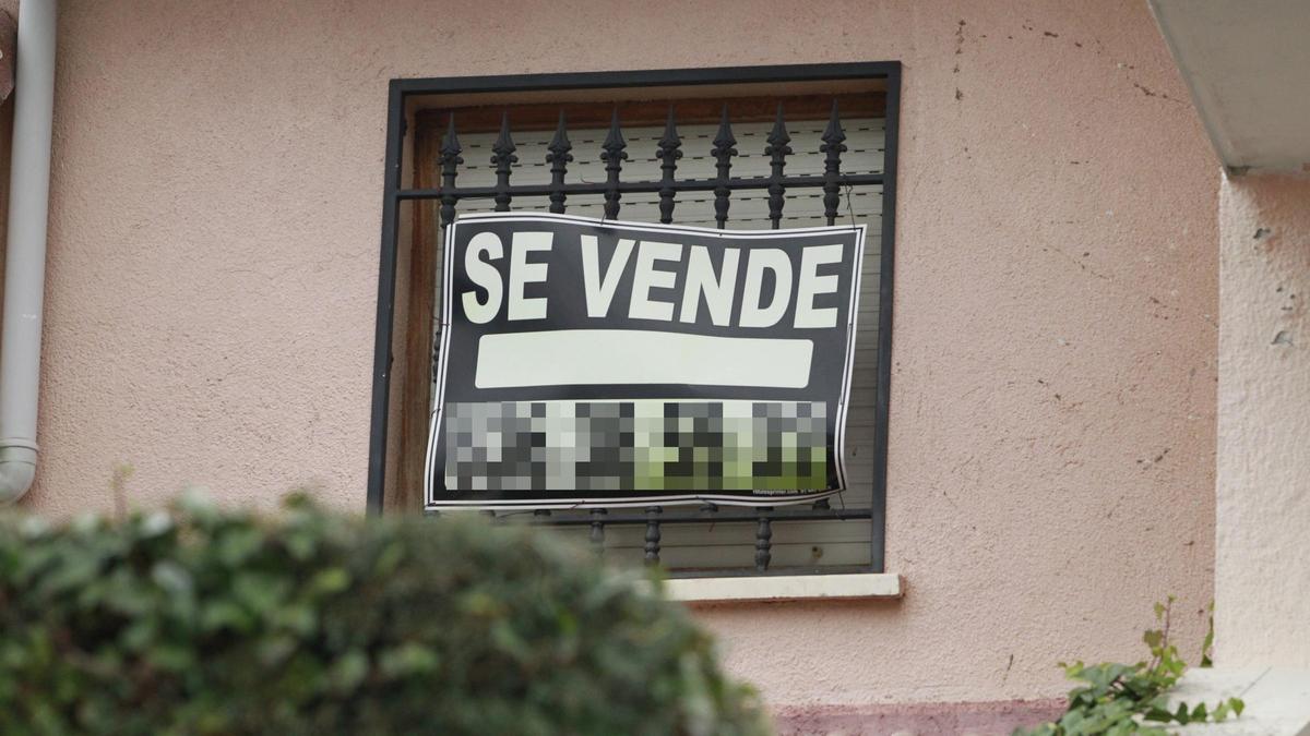 Cartel de 'se vende' en una vivienda