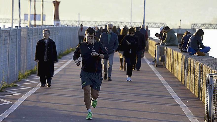 Vigueses, paseando ayer por el puerto de Vigo a media tarde. // R. Grobas