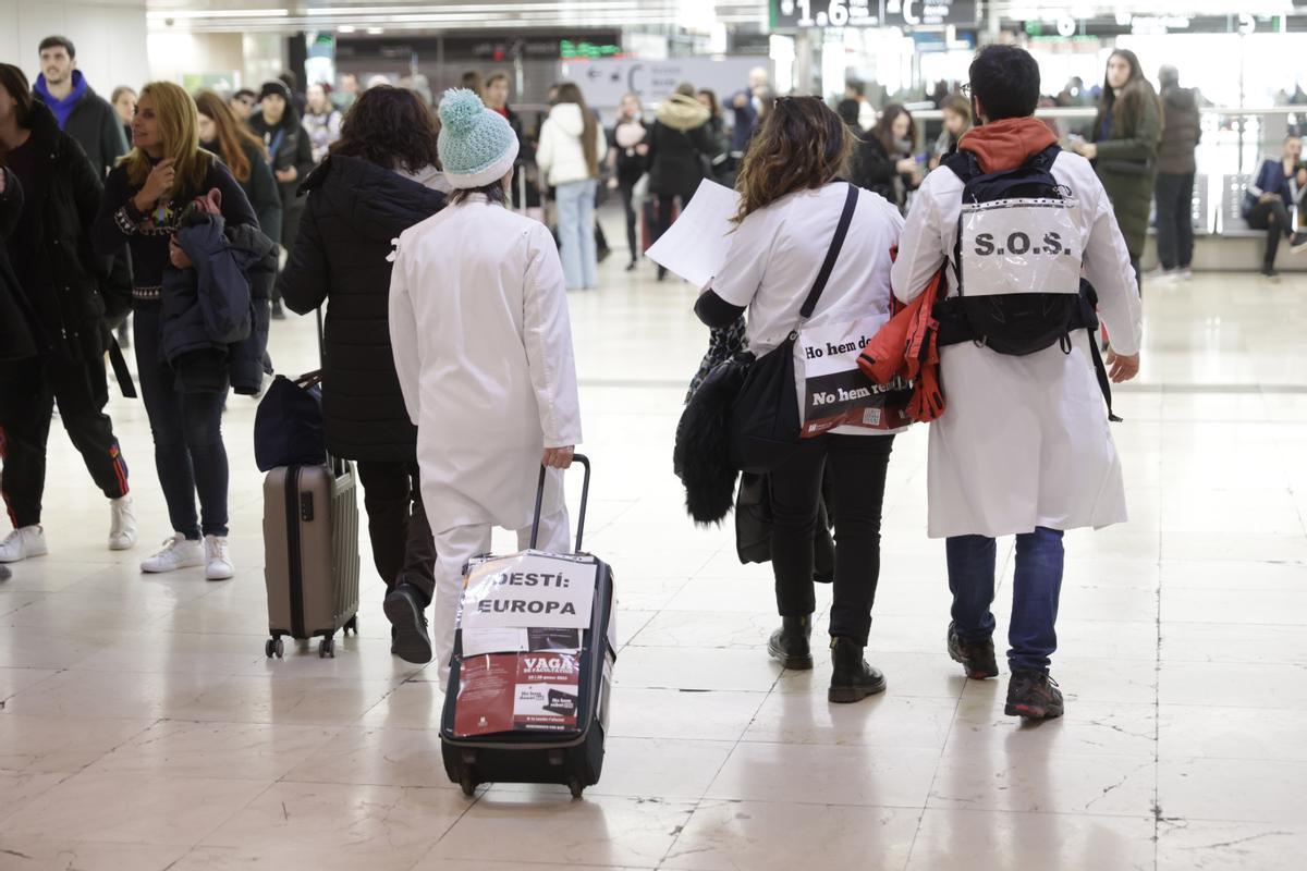 Los sanitarios se han manifestado desde el Departament de Salut hasta la estación de Sants en defensa de la sanidad pública durante el primer día de la huelga de médicos.