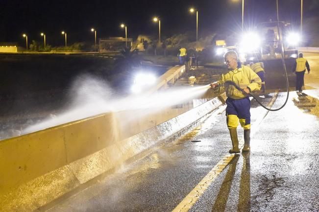 Se rompe una tubería de suministro de agua ...