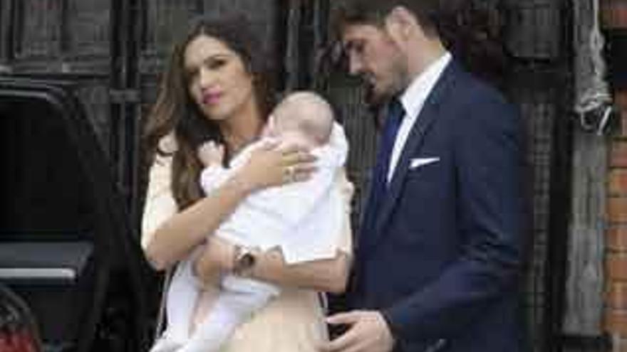 Iker Casillas y Sara Carbonero, con el pequeño Martín.