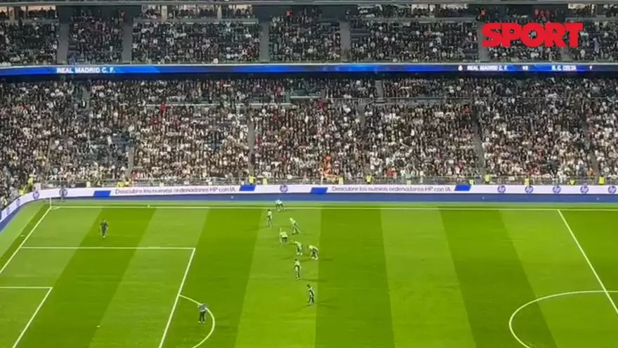 Operarios comprobando el estado del césped del Bernabeu hasta el pitido inicial.