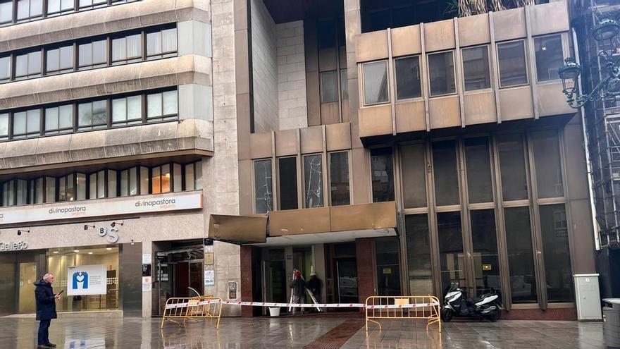Cae parte de la estructura de un edificio abandonado junto a Porta do Sol: «Menos mal que pasó por la noche»