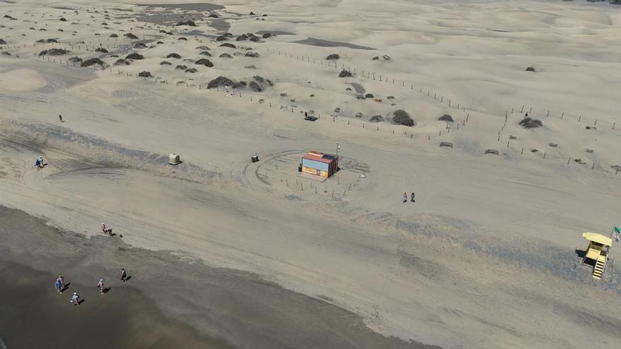El traslado de un quiosco en Playa del Inglés 80 metros favorece la regeneración de las Dunas de Maspalomas