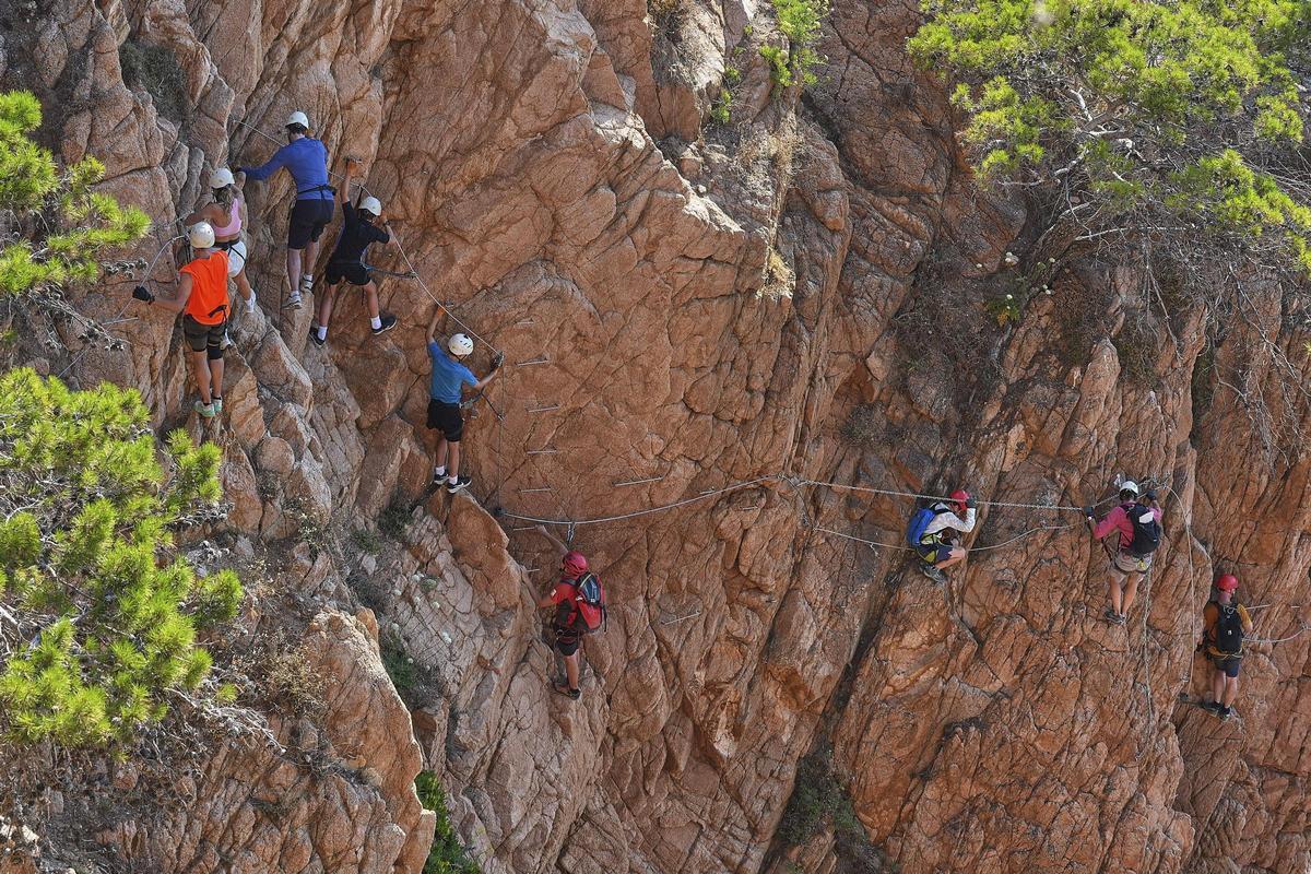 Les imatges de la via ferrada de la Cala del Molí que hauran de desmantellar Les imatges de la via ferrada de la Cala del Molí que hauran de desmantellar