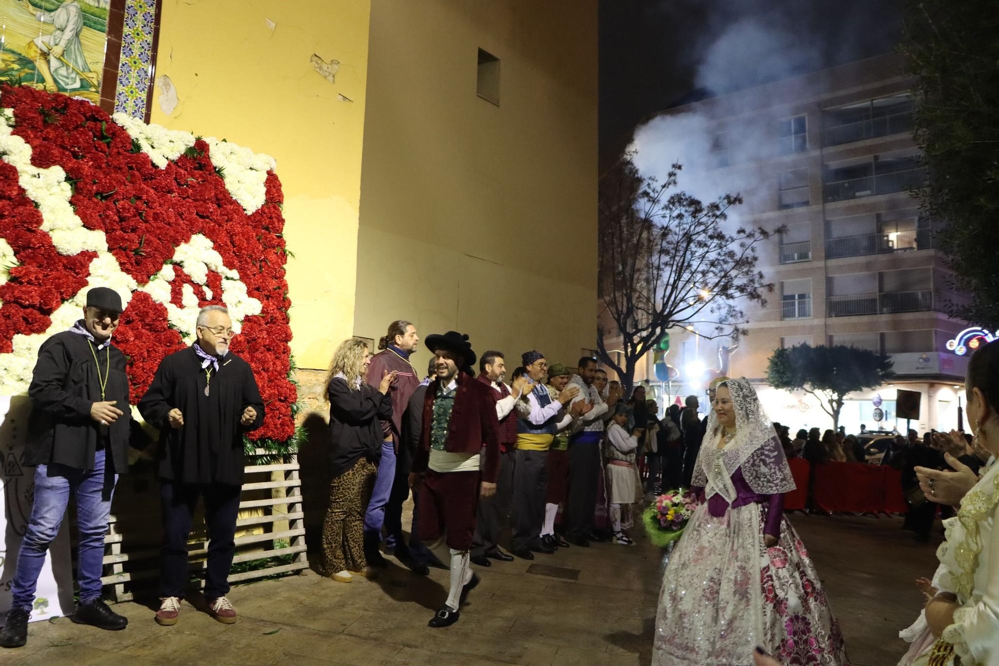 Las falleras de Alaquàs ofrendan a la Mare de Déu del Olivar