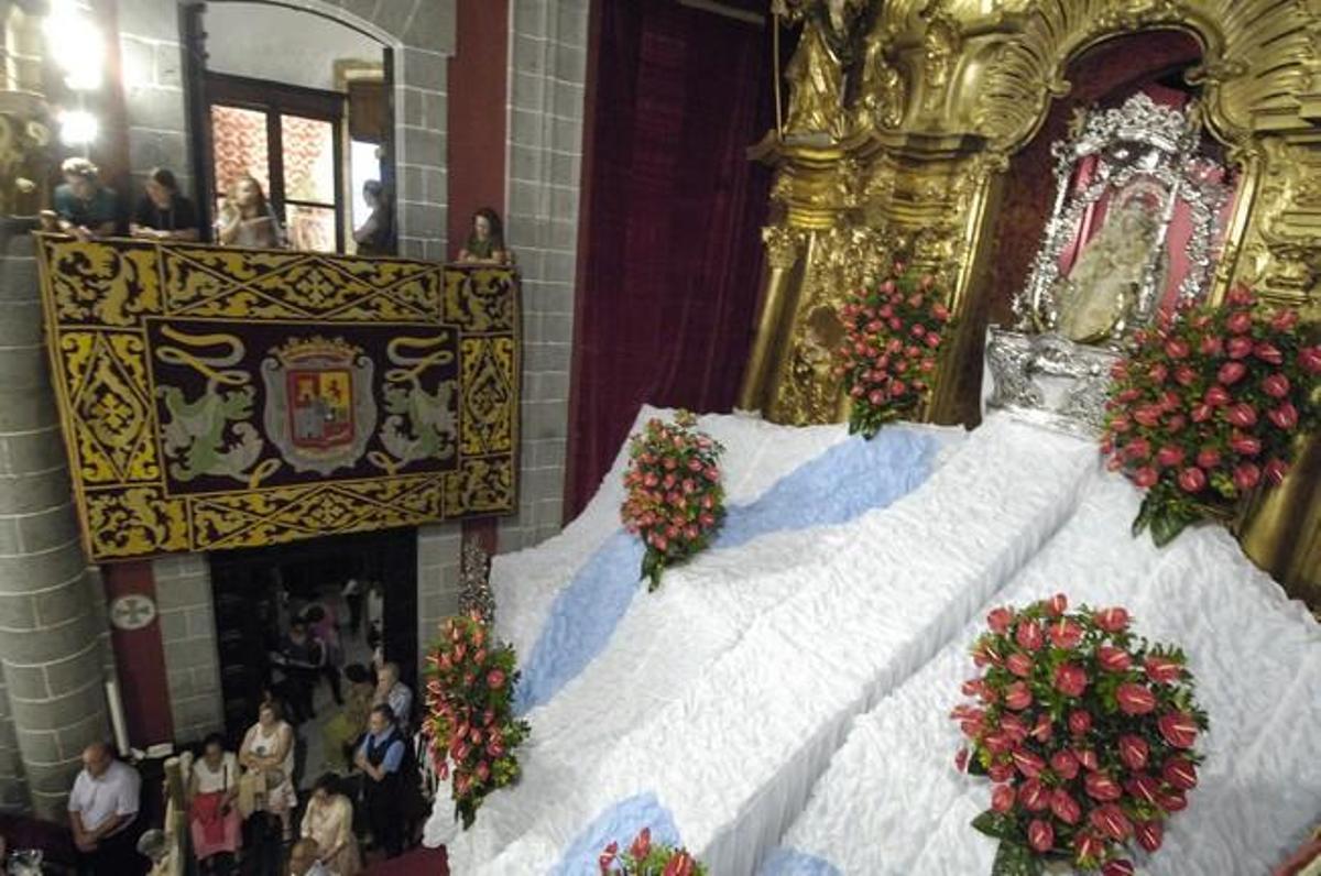 BAJADA DE LA VIRGEN DEL PINO DE SU CAMERIN
