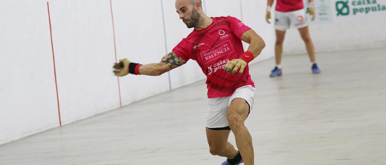 Brisca, en acción, durante la final copera de 2022 que ganó con Ian en el Trinquet del Genovés