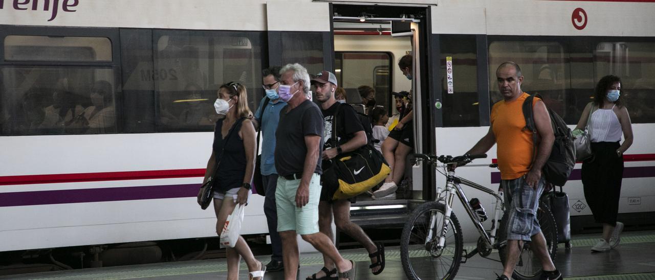 Usuarios de la red de Cercanías en la Estación del Norte de València.