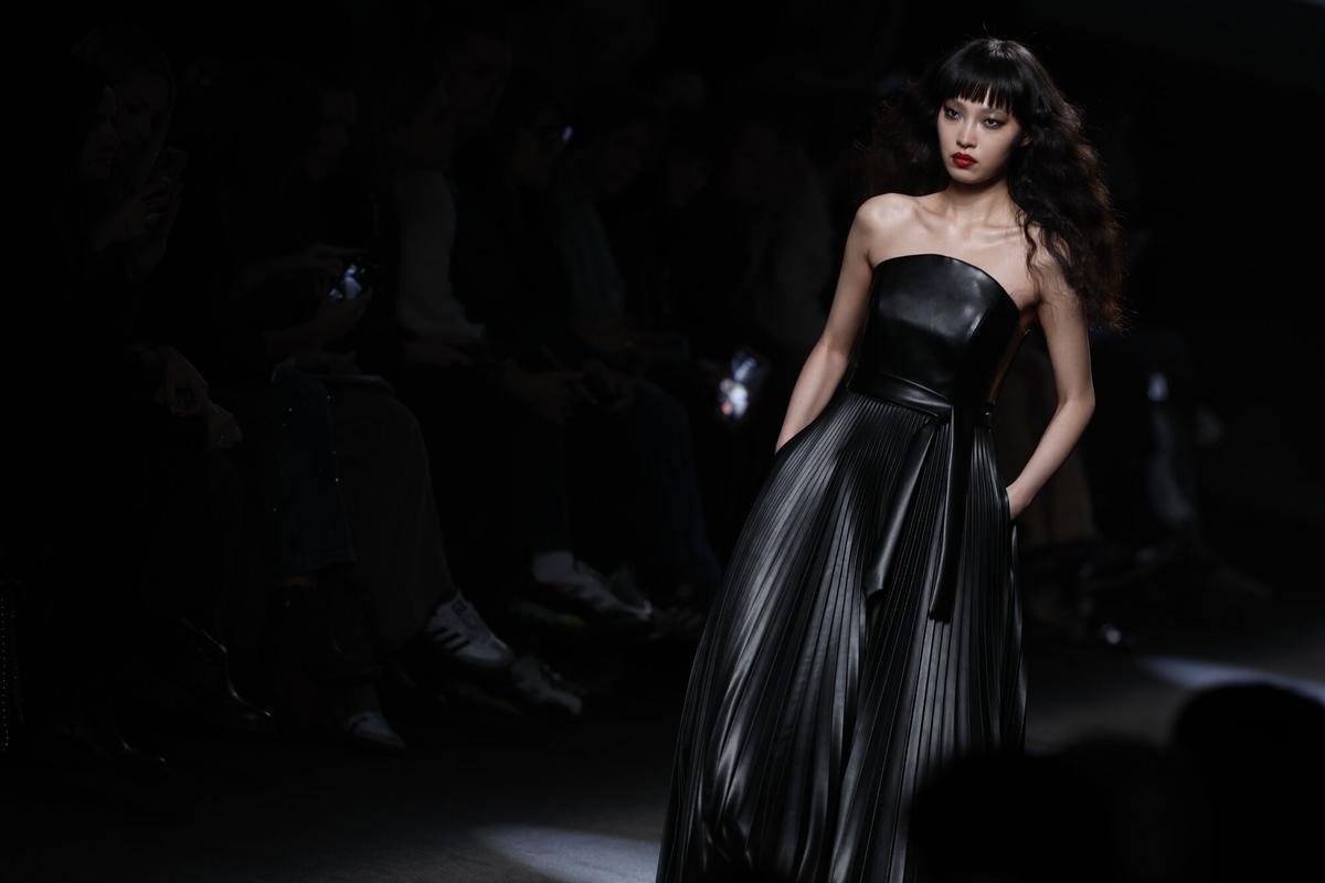 Una modelo muestra un diseño de la nueva colección de Yolancris este jueves.