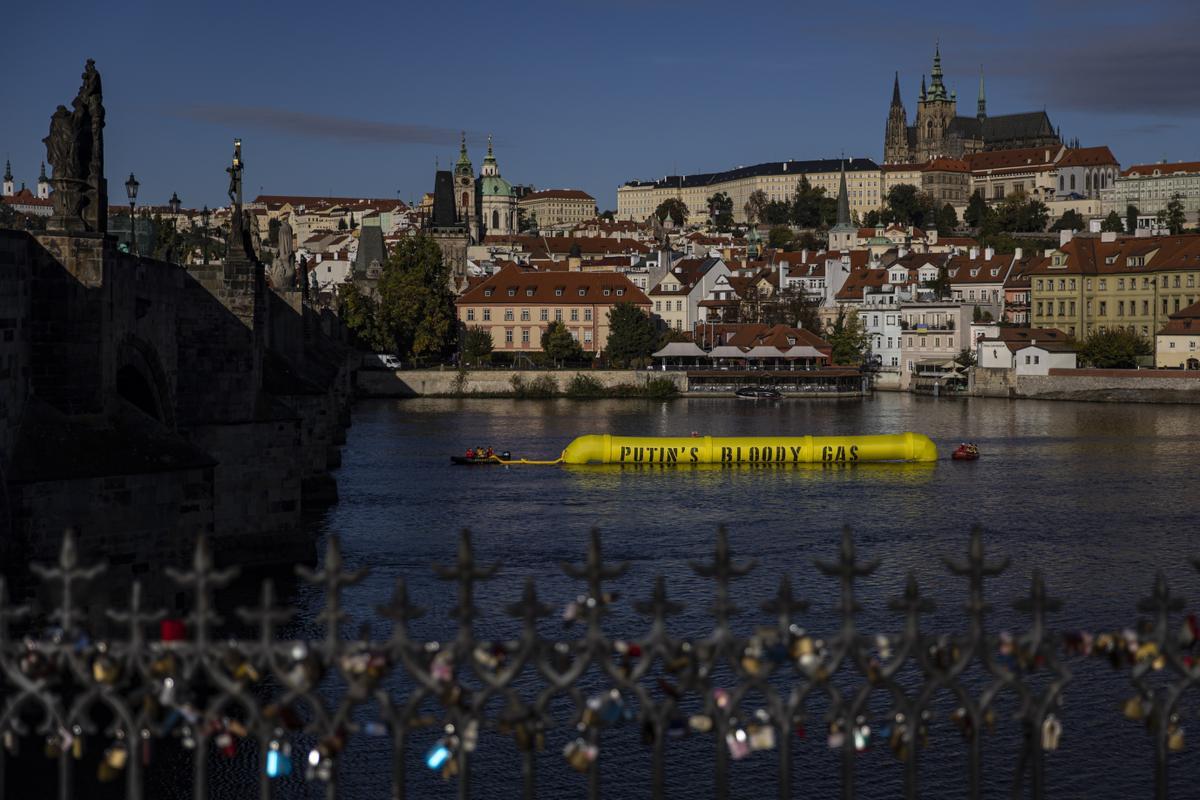 Greenpeace protesta con un gasoducto hinchable en Praga ante la cumbre de líderes europeos