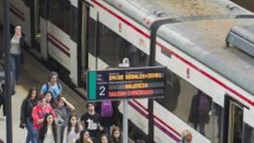 Usuarios del Cercanías en la estación de Castelló.