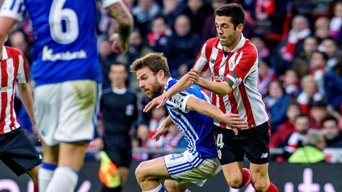 Illarra disputa un balón con el centrocampista del Athletic Markel Susaeta