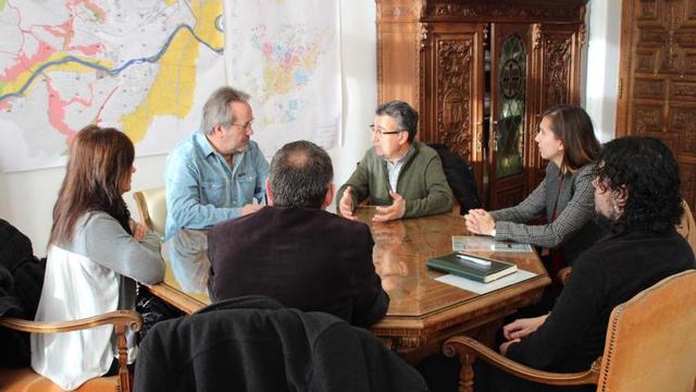 Reunión de representantes de la escuela en el Ayuntamiento, con Guarido al frente.