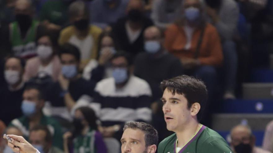 Ibon Navarro y Carlos Suárez, durante el encuentro del miércoles frente al Bilbao Basket.