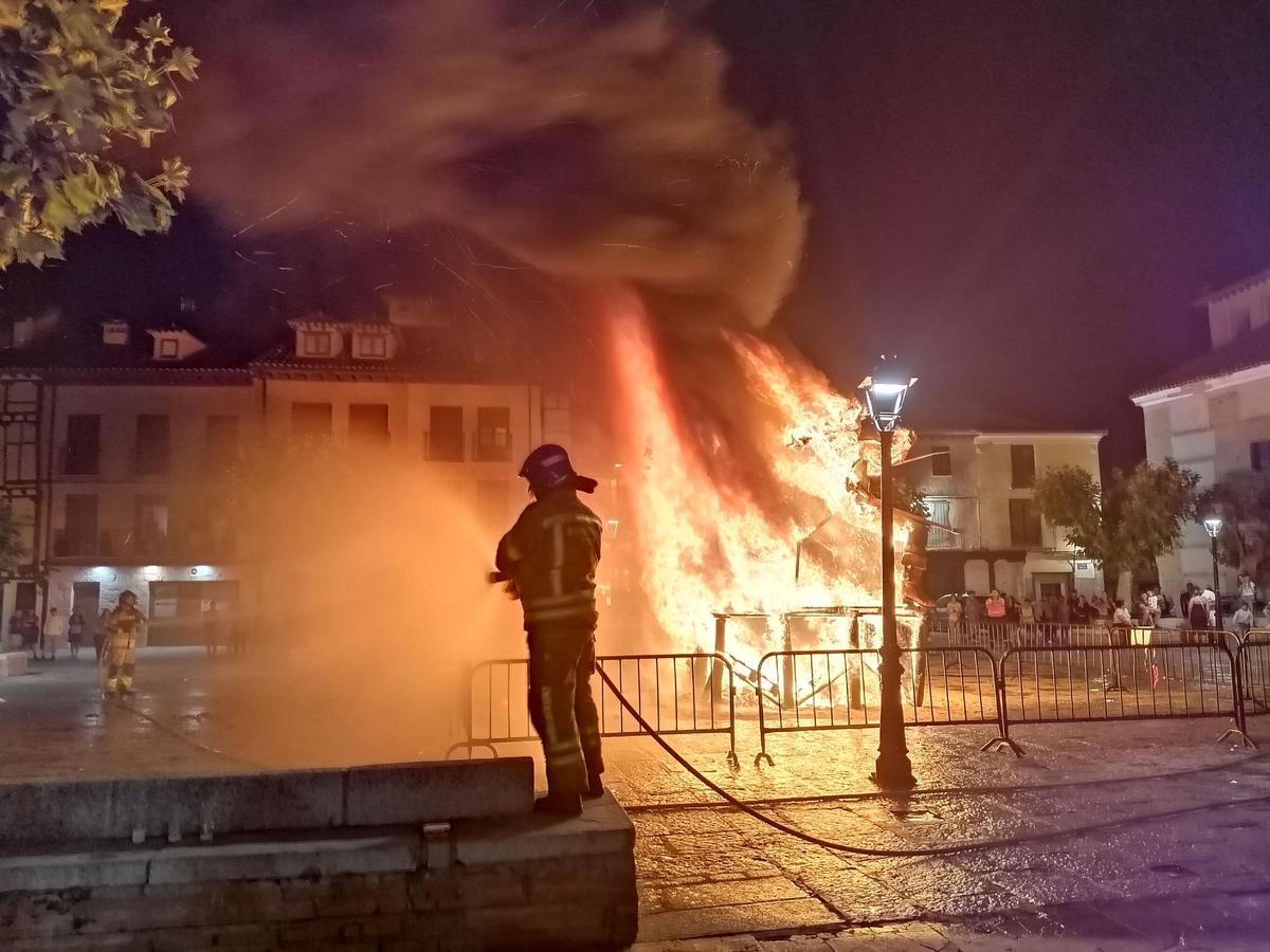 GALERÍA | Toro revive la noche de San Juan con música y fuego