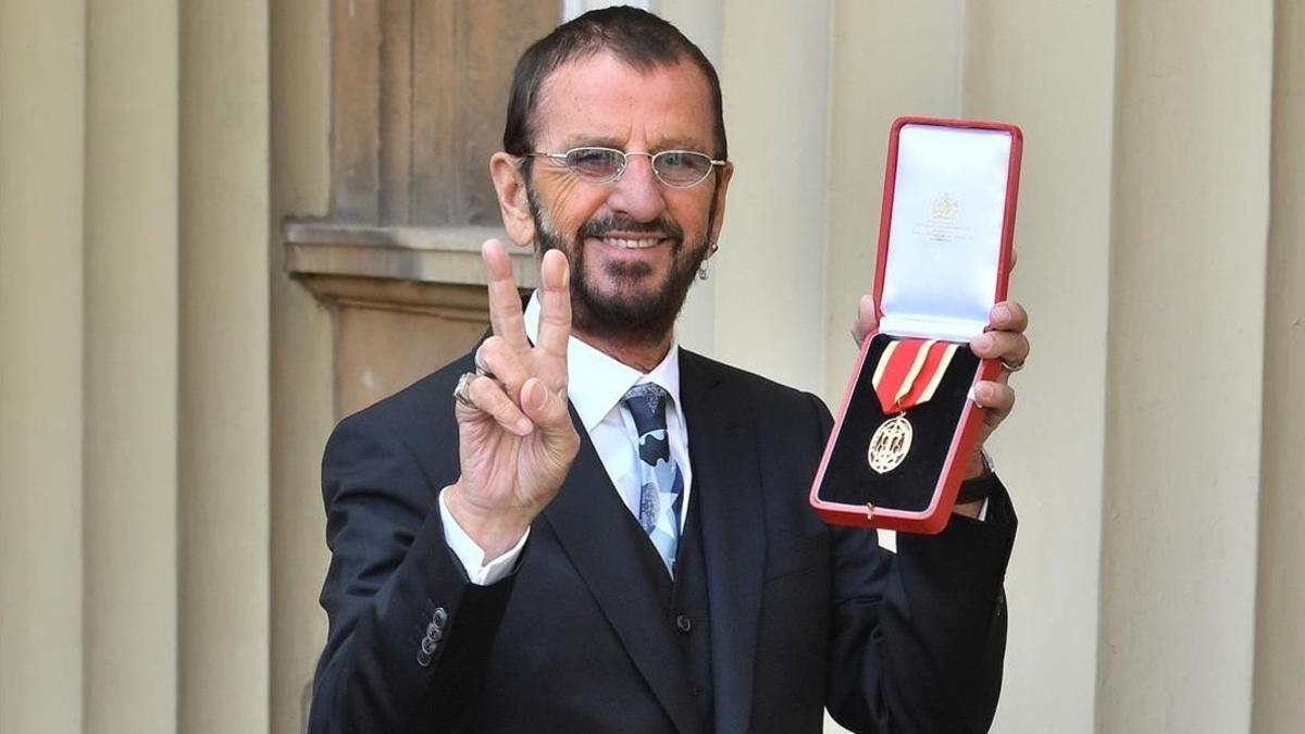 Ringo Starr muestra la condecoración, este martes en Buckingham Palace.