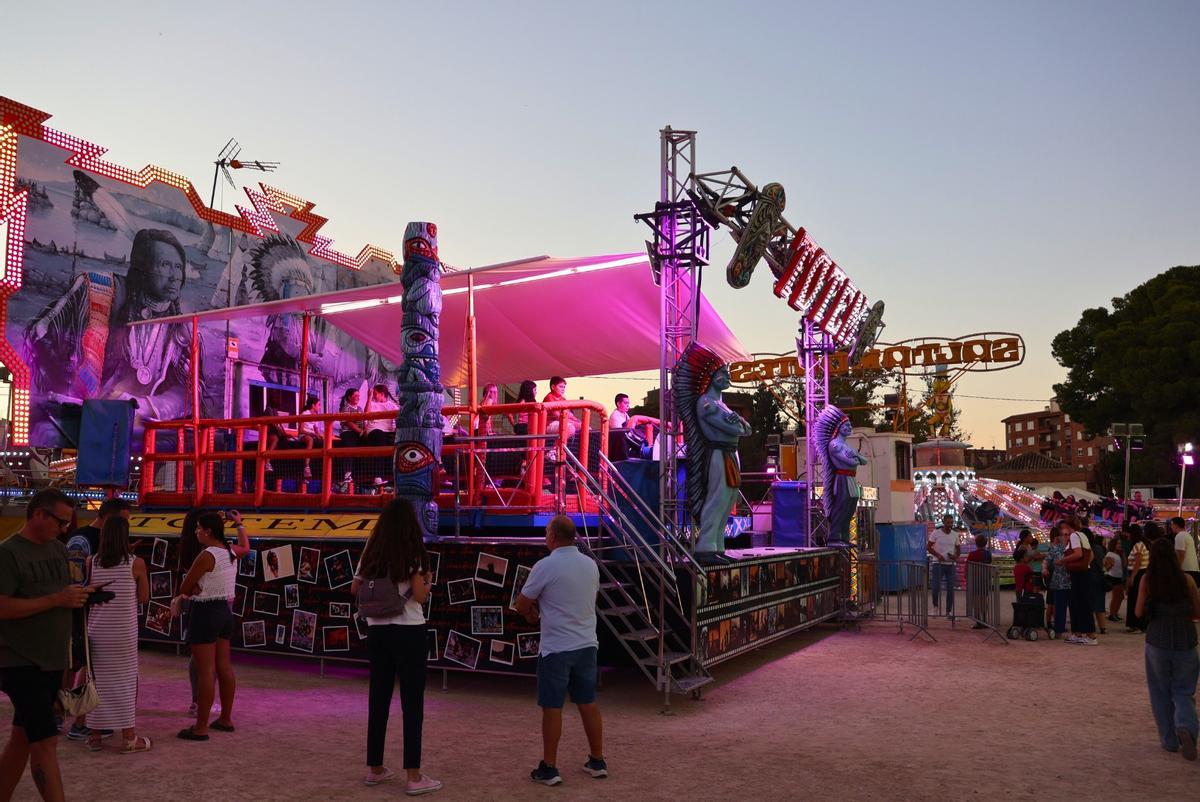 Zona de atracciones en el recinto ferial de Yecla