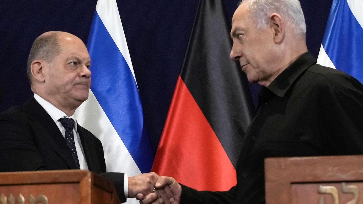El canciller alemán, Olalf Scholz, y el primer ministro israelí, Binyamín Netanyahu, durante la visita del primero a Tel Aviv.