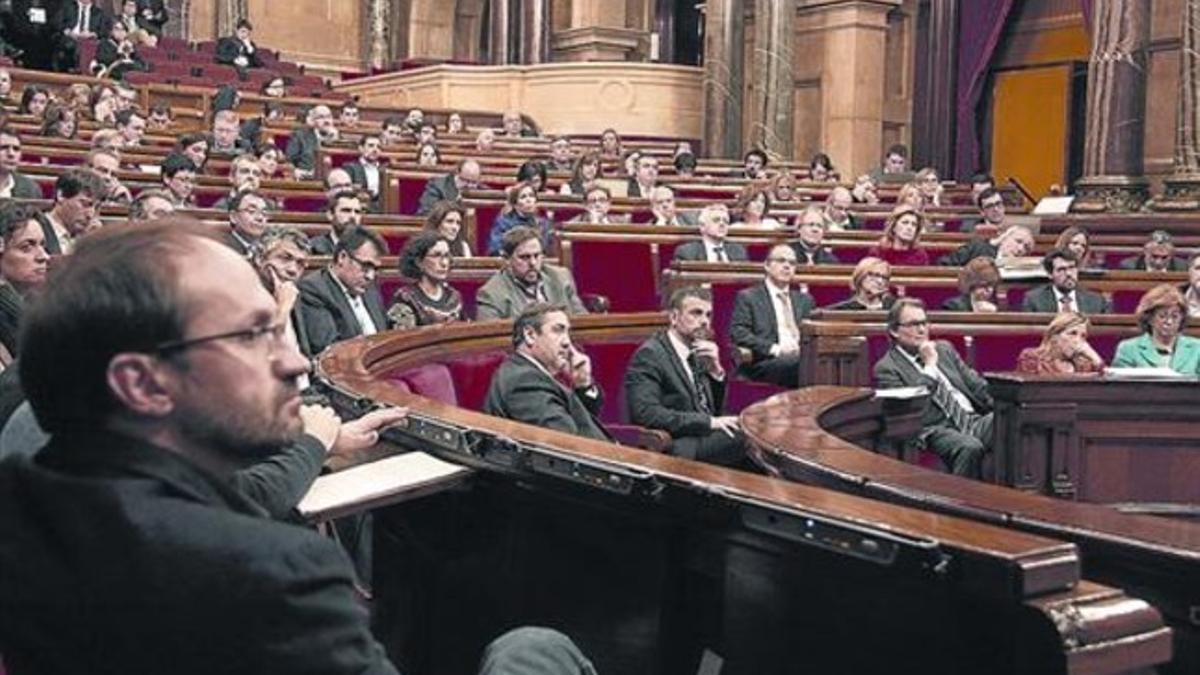 Los diputados escuchan la declaración institucional sobre el caso del 4-F, ayer, en el Parlament.