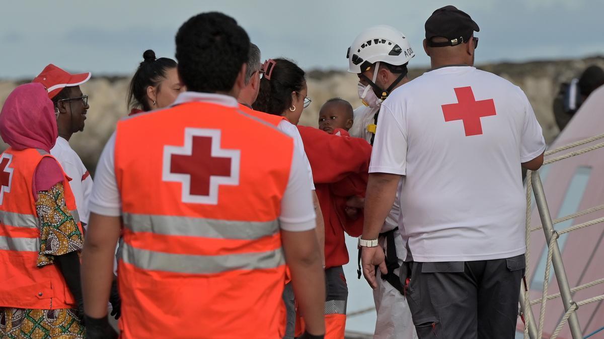 Llegada de un bebé a bordo de un cayuco al muelle de La Restinga, en El Hierro.