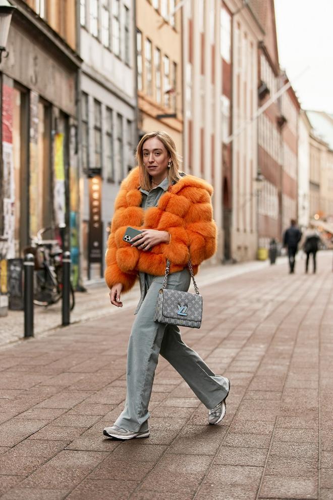 Look con abrigo de pelo en color naranja, visto en el 'street style' de Copenhague