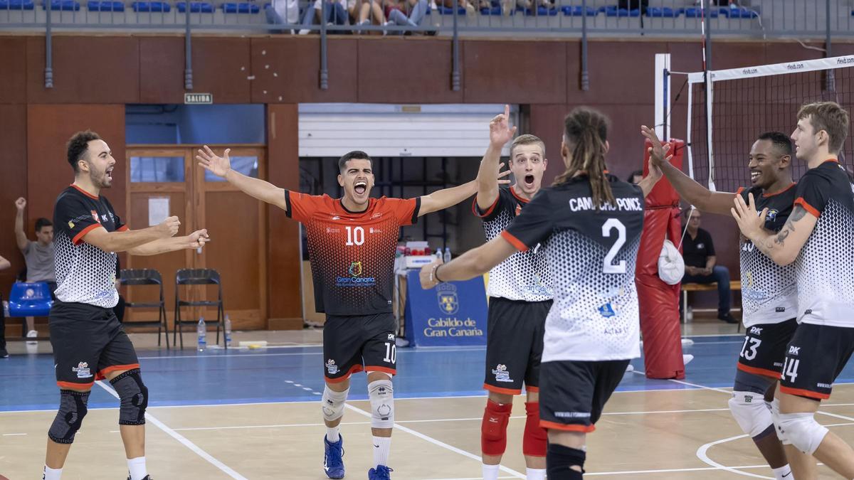 Los jugadores del San Roque celebran un punto en una imagen de archivo.