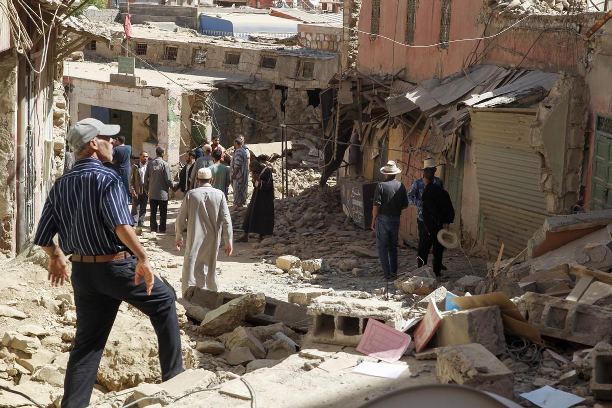 AMIZMIZ (MARRUECOS), 09/09/2023.- Varios hombres caminas por las calles de Amizmiz, situada a unos 30 kilómetros del epicentro del terremoto, en las faldas del Atlas, que amaneció este sábado llena de cascotes y escombros de edificios derruidos tras el terremoto que sacudió el suroeste del país la pasada madrugada. EFE/ María Traspaderne