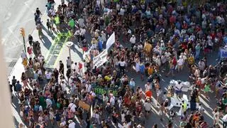 Miles de personas protestan en Palma contra la masificación turística de la isla