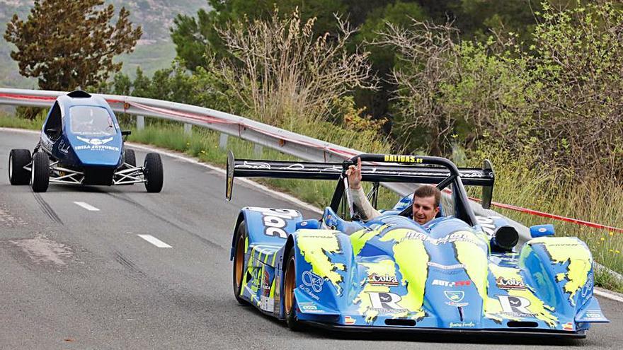 Pilotos celebrando su actuación ante los espectadores. | J.A.RIERA