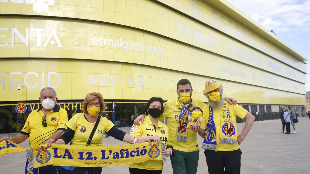 GALERÍA DE FOTOS | Así han recibido al equipo en los aledaños del estadio