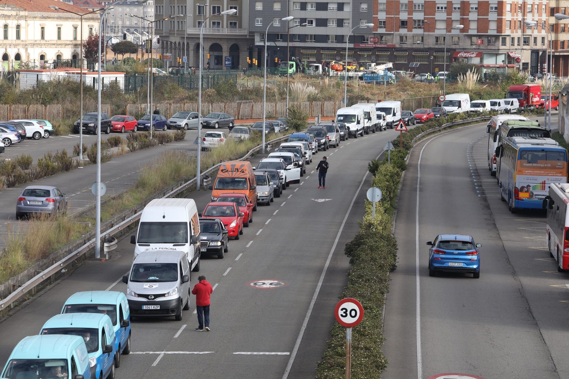 Manifestación de hosteleros y distribuidores en Gijón