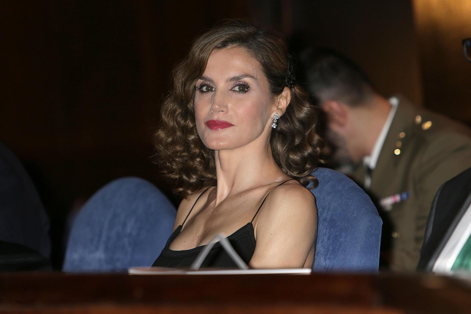 Doña Letizia luce tirantes en Oviedo