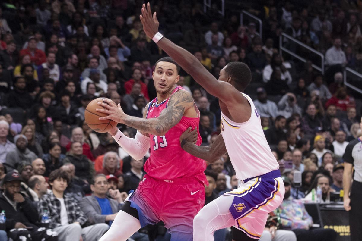 Kuzma con el balón en el partido de Los Angeles Lakers vs Washington Wizards