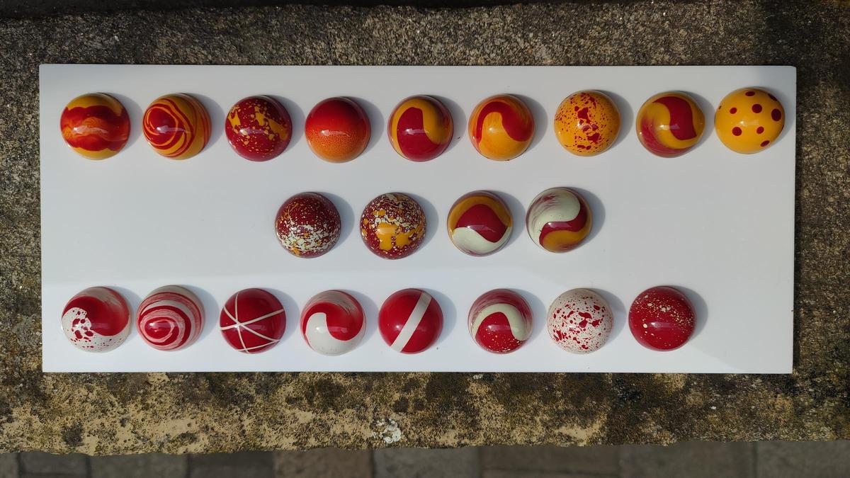 Algunos de los bombones de colores de TeoAta Chocolate.