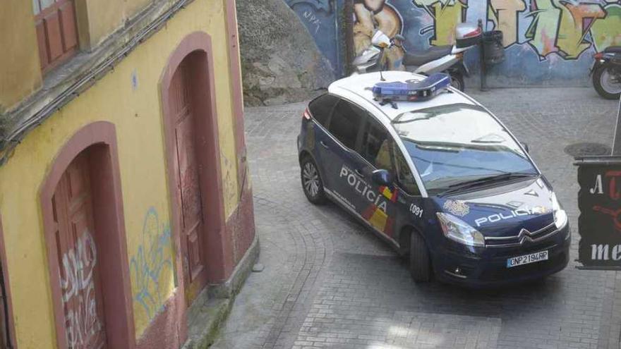 Un coche de la Policía Nacional, patrullando por el barrio de Pescadería. víctor echave