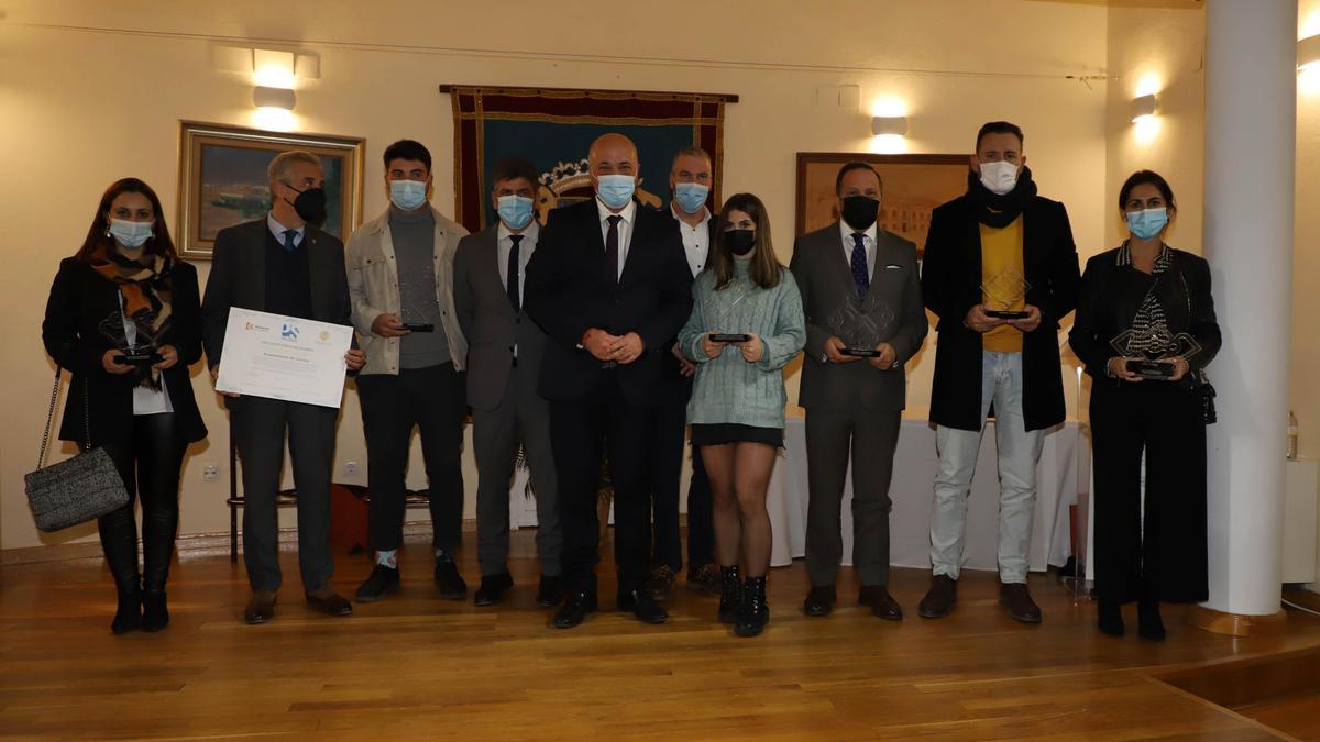 El presidente de la Diputación de Córdoba, Antonio Ruiz, con los galardonados.