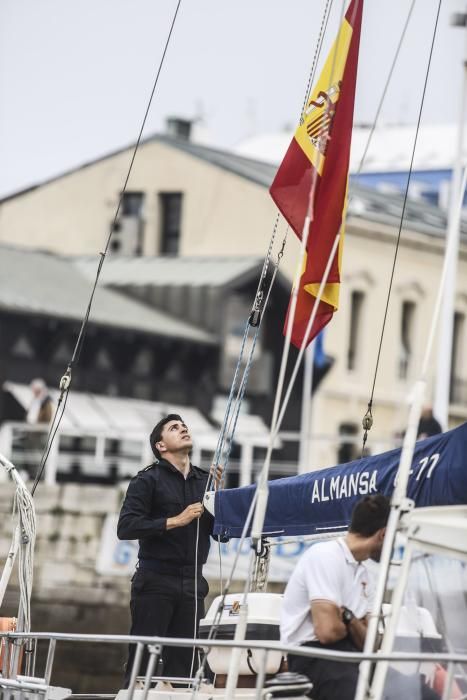 Llegada de tres goletas de la Armada Española y de un barco de la escuela de la Marina Portuguesa a la bahía de Gijón