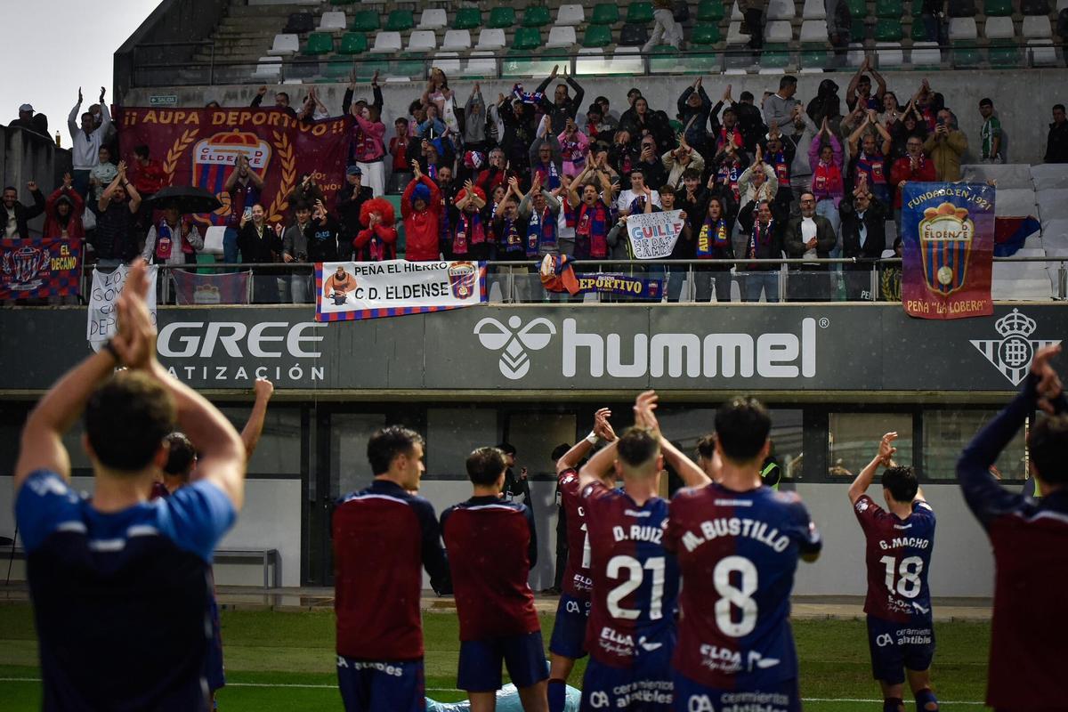 La afición agradece el esfuerzo a sus futbolistas el pasado sábado, en Sevilla.