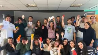 El novedoso sistema "made in Gijón" que permite crear prótesis para niños con impresoras 3D: "Les ayudamos a escribir, tocar la guitarra o montar en bici"