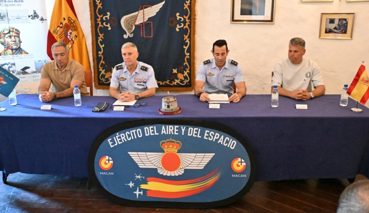 De izquierda a derecha, José Hernández, el general Juan A. Ballesta, el teniente coronel Jesús Ramos y Rayco Mederos, ayer durante la presentación oficial de la prueba en la Base Aérea de Gando.